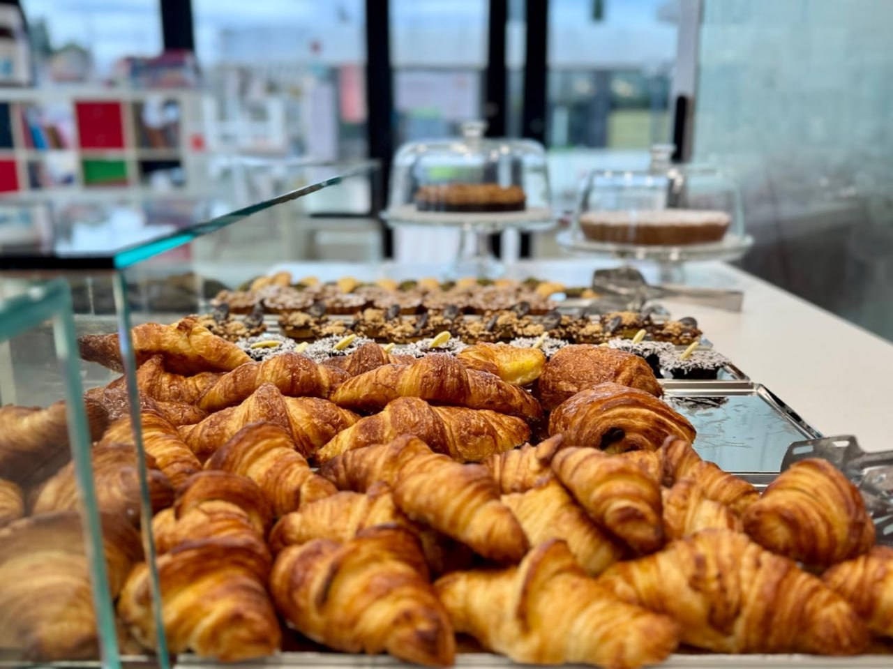 Brioche appena sfornate nella vetrina della Gelateria Fainello